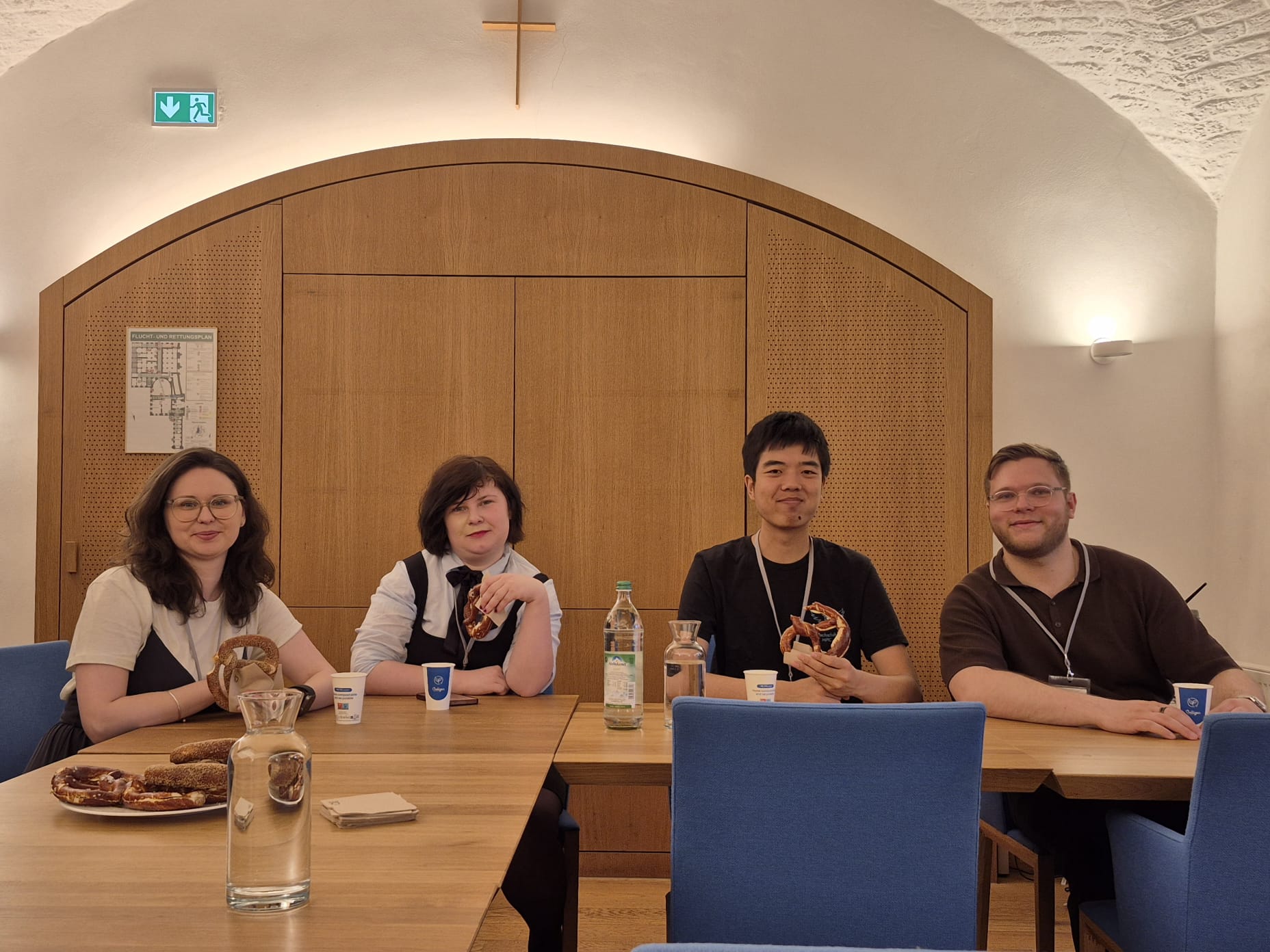 Auf diesem Bild sind die DCMs des Thementracks AI im Landtag in München zu sehen.