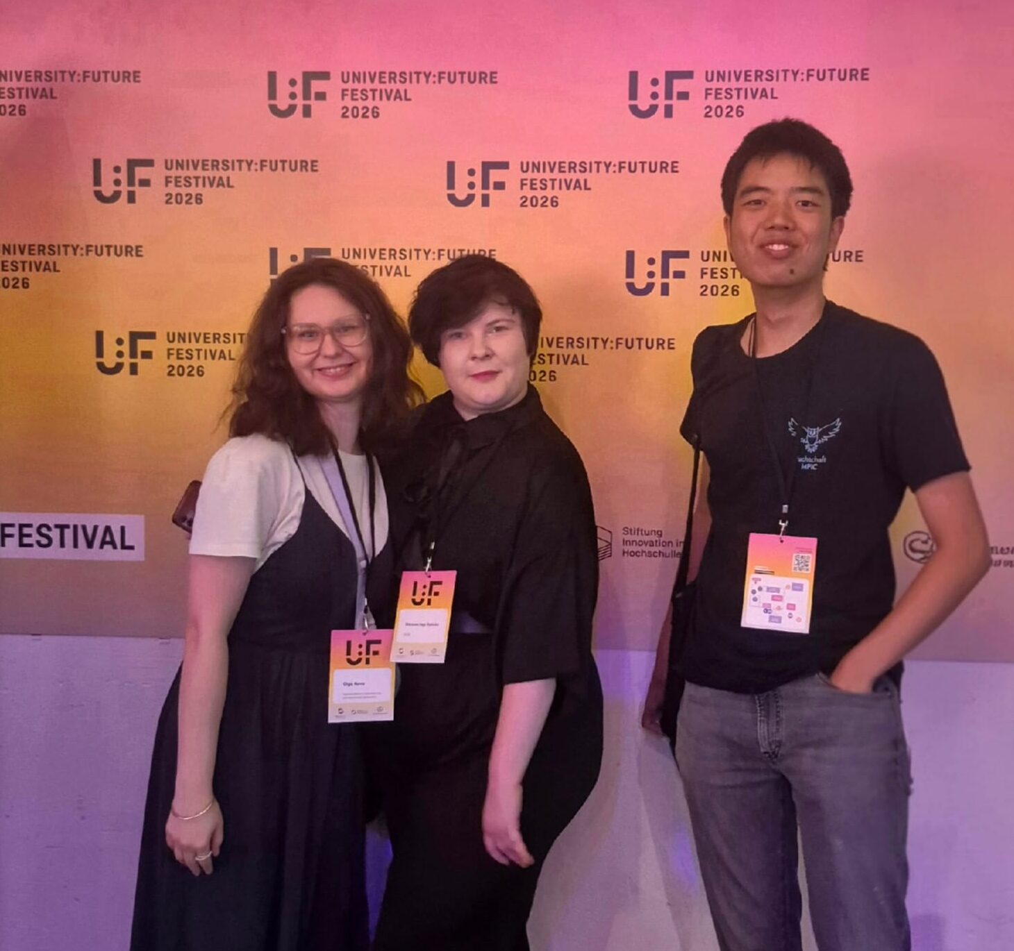 Auf diesem Bild sind drei DCMs des Thementracks AI auf dem University:Future Festival in Berlin zu sehen.