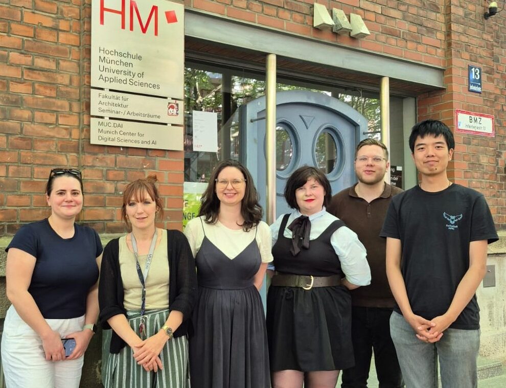 Auf diesem Bild sind die DCMs des Thementracks AI mit ihrer Mentorin und ihrer Themenpatin vor der Hochschule München zu sehen.