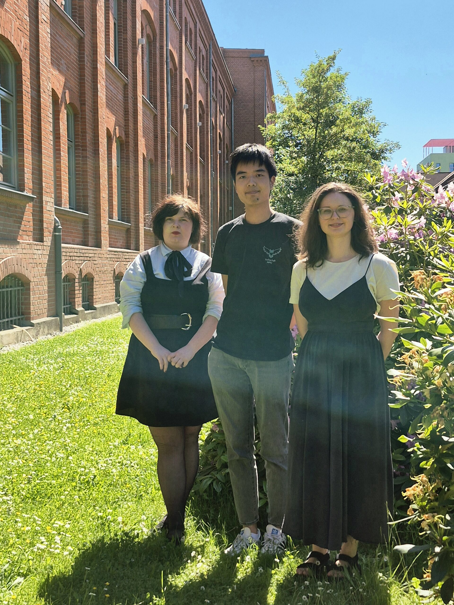 Auf diesem Bild sieht man die DCMs des Thementracks AI im Garten der Hochschule München.
