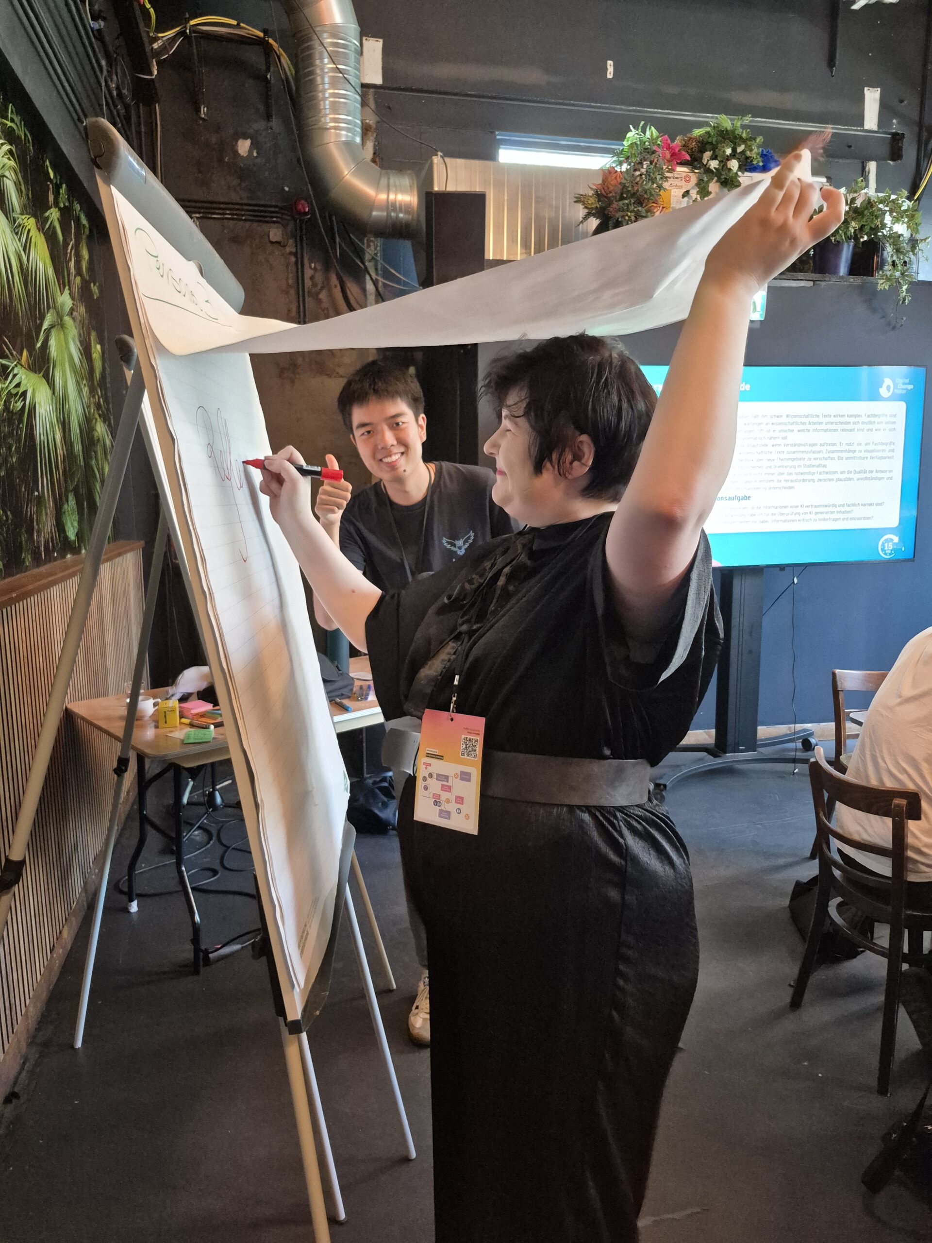 Auf diesem Bild sind die DCMs des Thementracks AI bei ihrem Workshop "AI Reflection Lab" zu sehen.