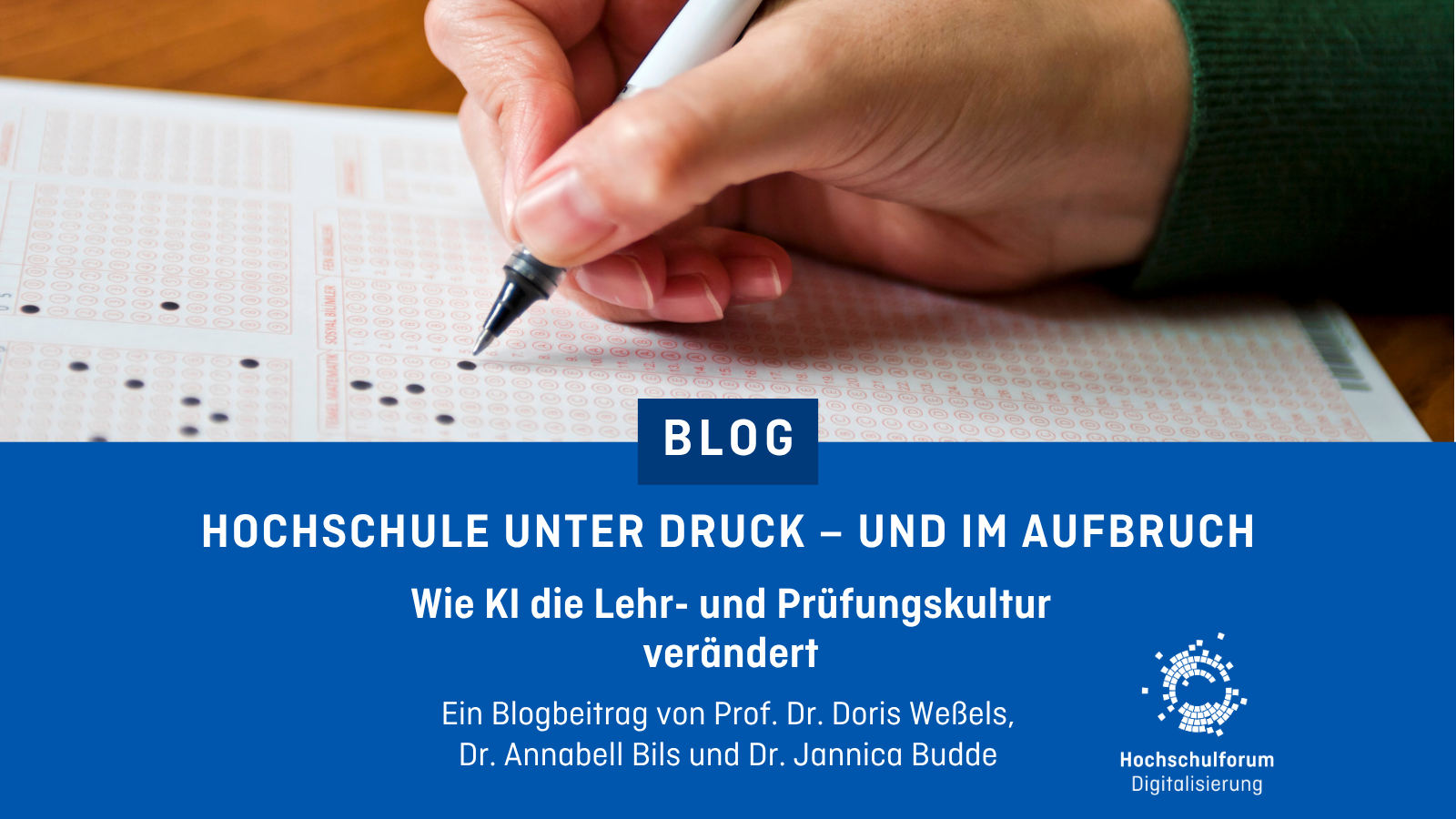 Hand füllt einen Antwortbogen aus; Titelgrafik zum Blogbeitrag über KI und die Hochschul-Lehr- und Prüfungskultur.