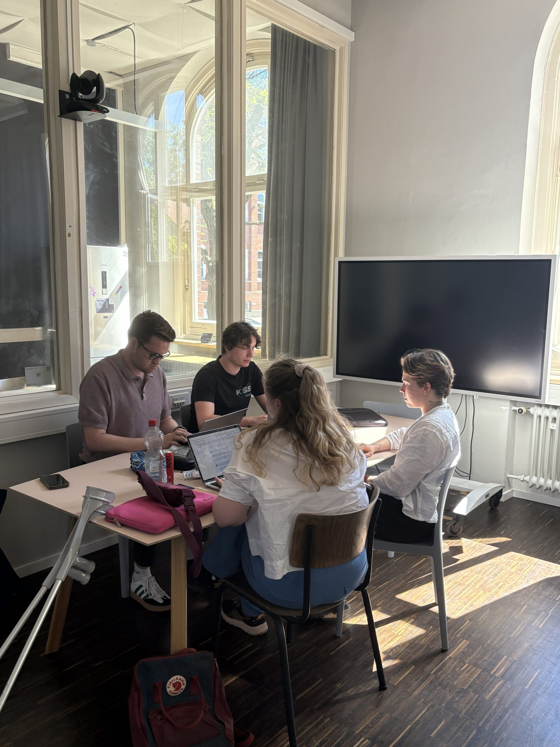 Auf diesem Bild sind die DCMs des Society Tracks bei ihrer Arbeit in München zu sehen.