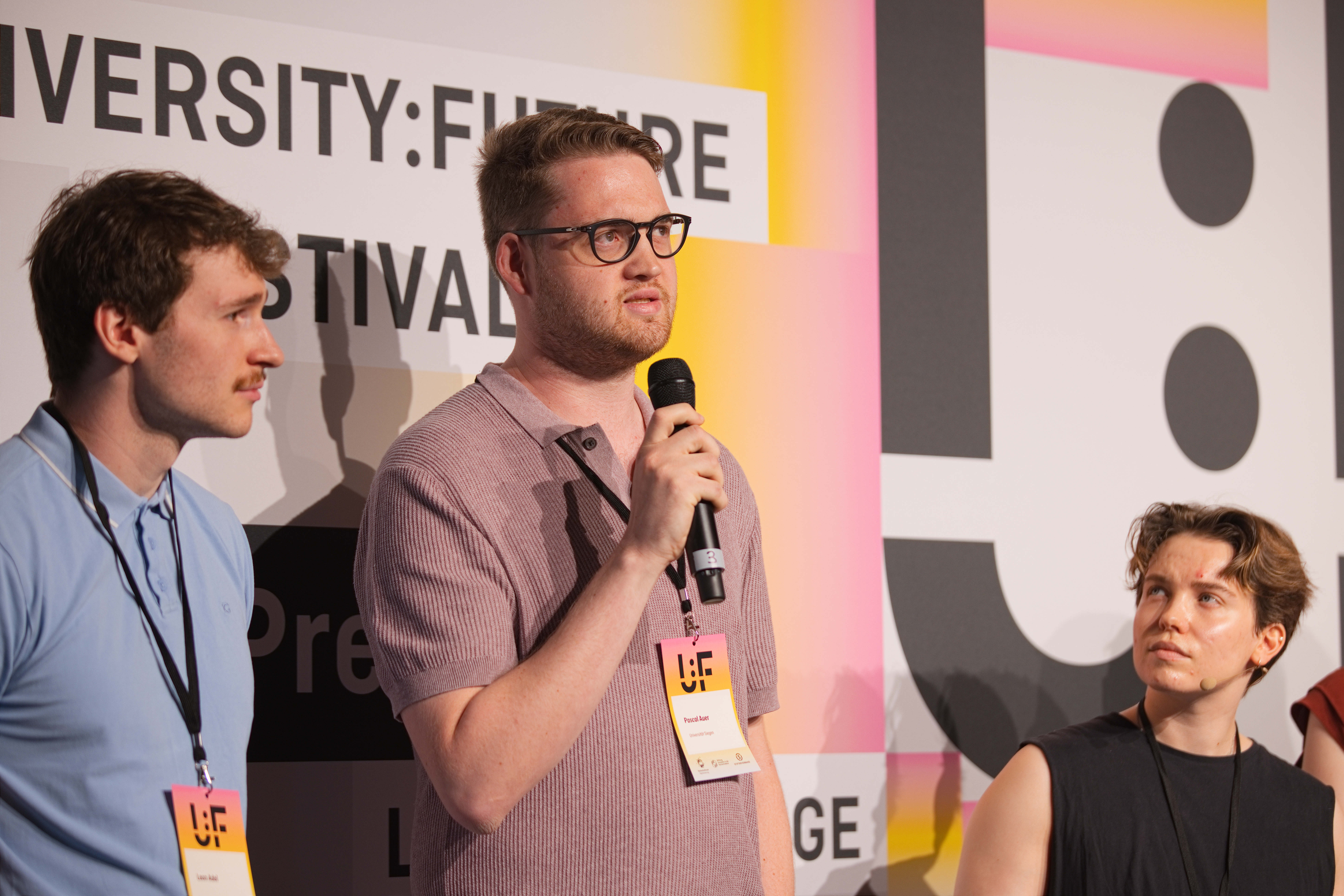 Auf diesem Bild ist DCM Pascal auf der Bühne auf dem University:Future Festival in Berlin zu sehen.