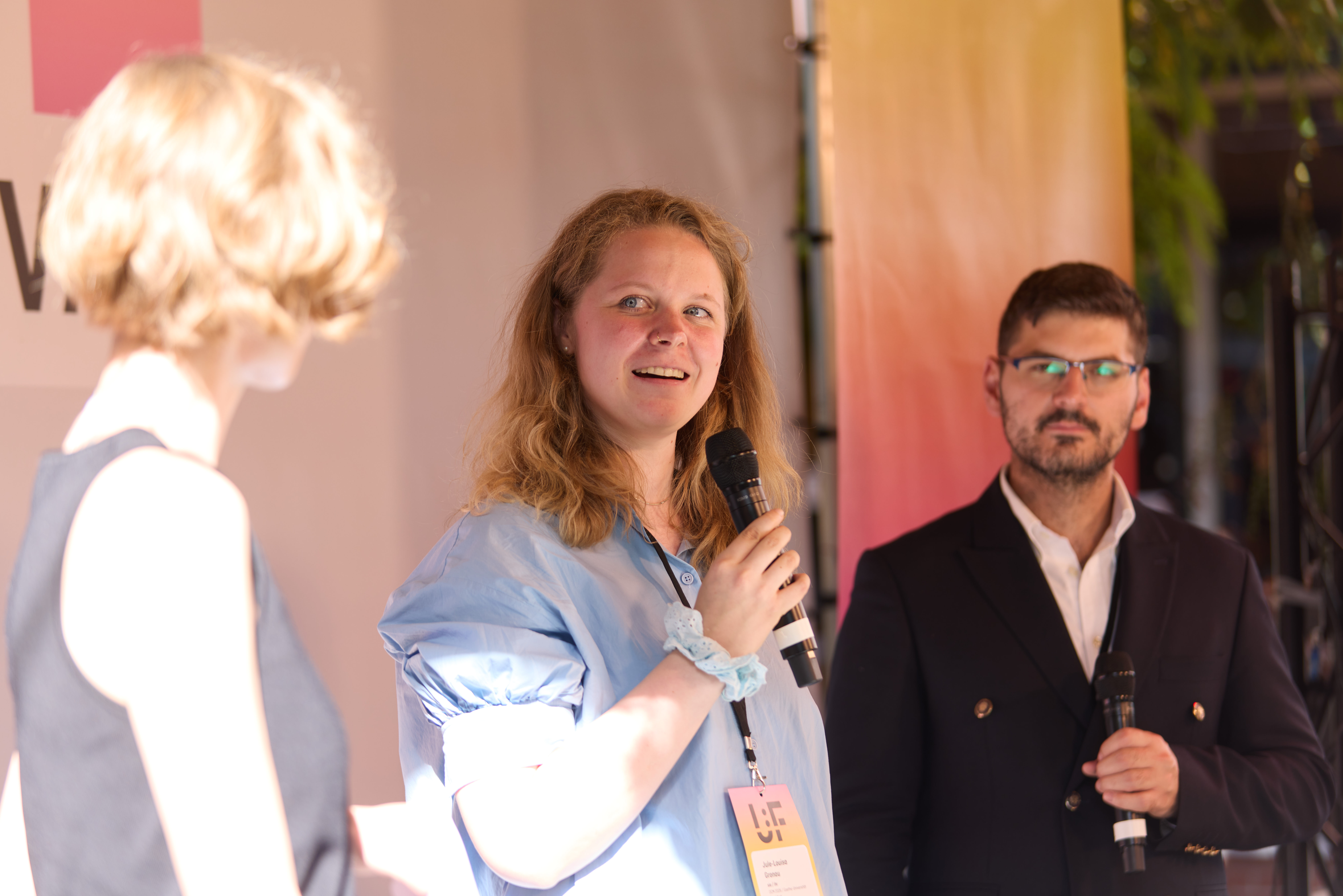 Auf diesem Bild ist DCM Jule auf der Bühne auf dem University:Future Festival in Berlin zu sehen.