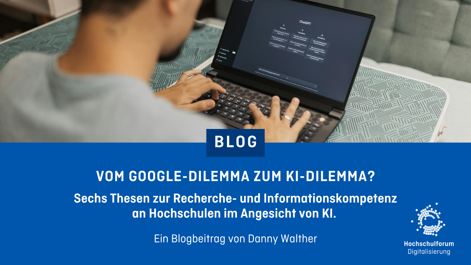 Ein Mensch vor einem offenen Laptop. Auf dem Bildschirm: ChatGPT.