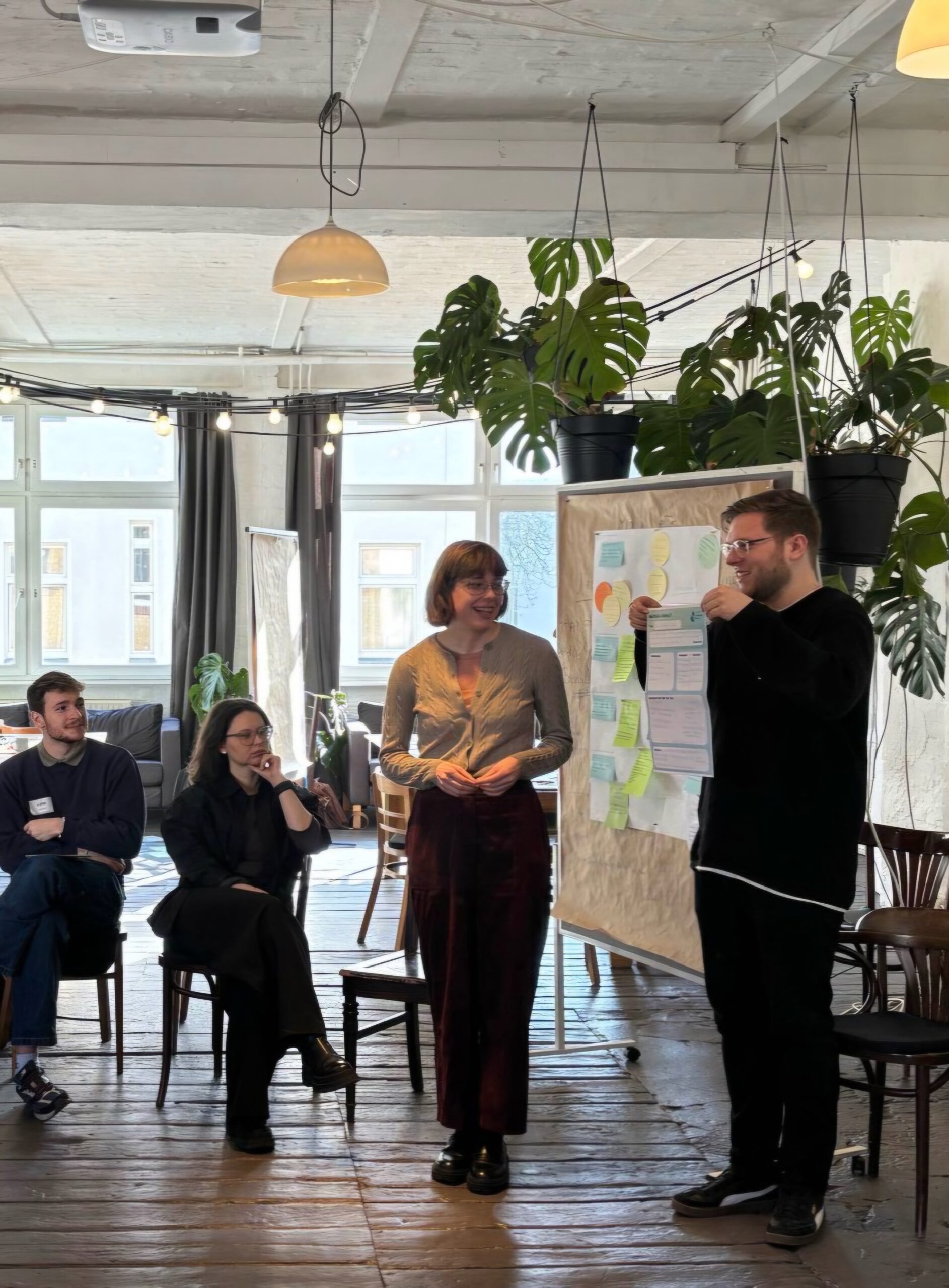 Auf diesem Bild sieht man die DCMs Giulia und Janis während sie ihre Ergebnisse vorstellen bei der Spring School im Februar in Berlin.