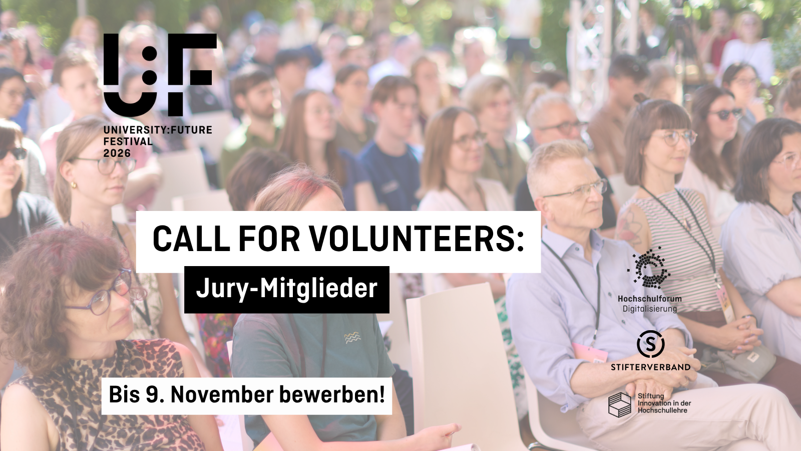 Publikum bei einer Veranstaltung des University:Future Festival. Über dem Foto liegt der Text: „CALL FOR VOLUNTEERS: Jury-Mitglieder“ sowie „Bis 9. November bewerben!“.